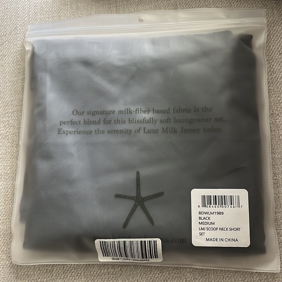 NWT Barefoot Dreams Pajamas Luxe milk jersey® scoop neck shirt & short PJ set - Picture 6 of 6